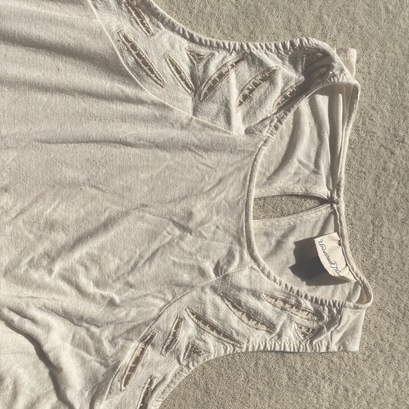 Universal Thread Embroidered Tank Top - Picture 4 of 4